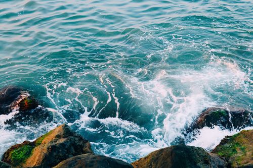 Free Vivid scene of ocean waves crashing against rocks on the Samsun coast, Türkiye. Stock Photo