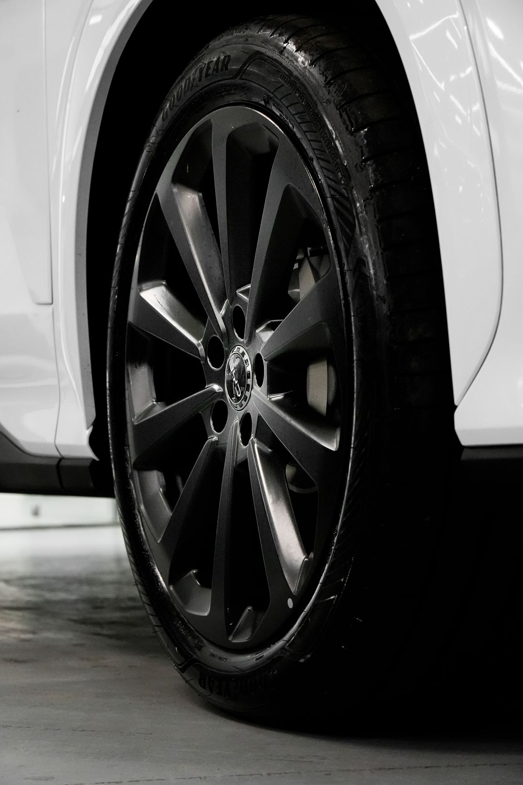 Close-up van een autovelg met band in de garage