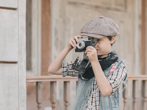 Fotobanka s bezplatnými fotkami na tému analógový, analógový fotoaparát. analógová kamera, chlapec