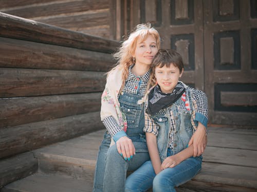 Мать и сын в джинсовой одежде