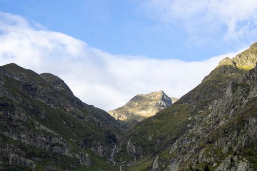Free Stunning mountain landscape with clear blue sky, showcasing rugged peaks and scenic beauty. Stock Photo