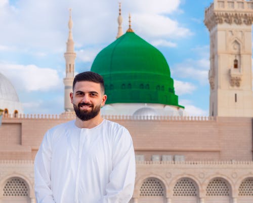 Kostenlos Mann Im Weißen Langarmhemd, Das Nahe Einer Moschee Steht Stock-Foto