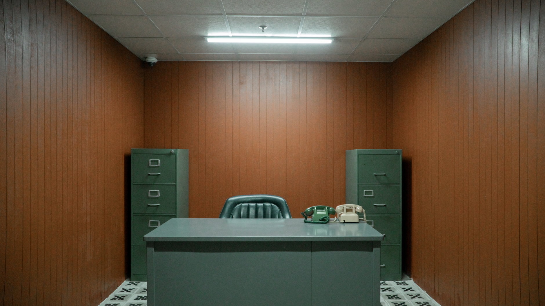 Bàn chứng cứ trong phòng pháp y gồm sổ cược, điện thoại, cựa kim loại và hồ sơ niêm phong