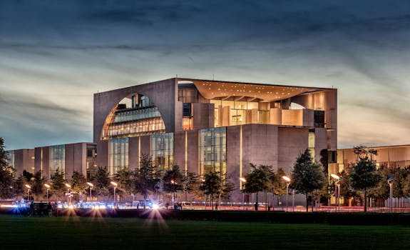 黄昏时分，柏林联邦总理府的全景展现了现代建筑设计