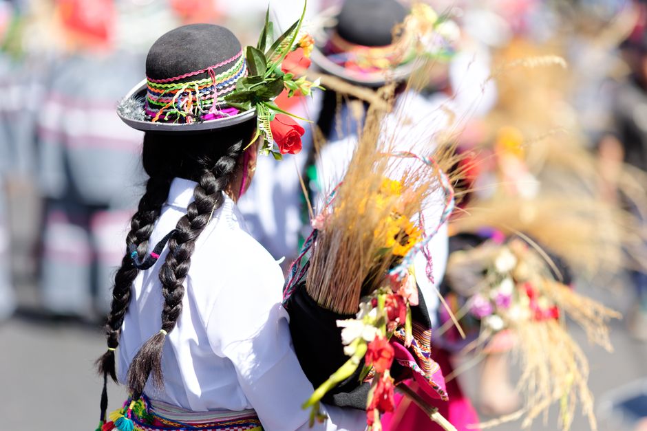 Atuendos coloridos en un festival folclórico en Arequipa, Perú, que muestran el patrimonio cultural.