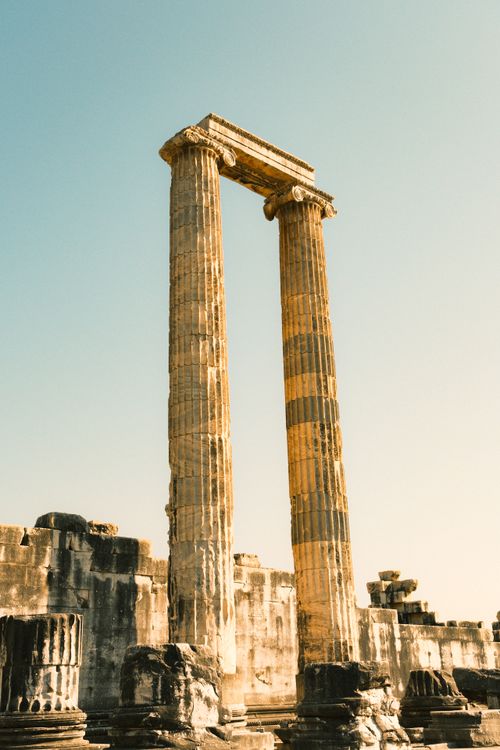 Free Historic ruins with tall columns under a clear sky, evoking ancient architecture. Stock Photo