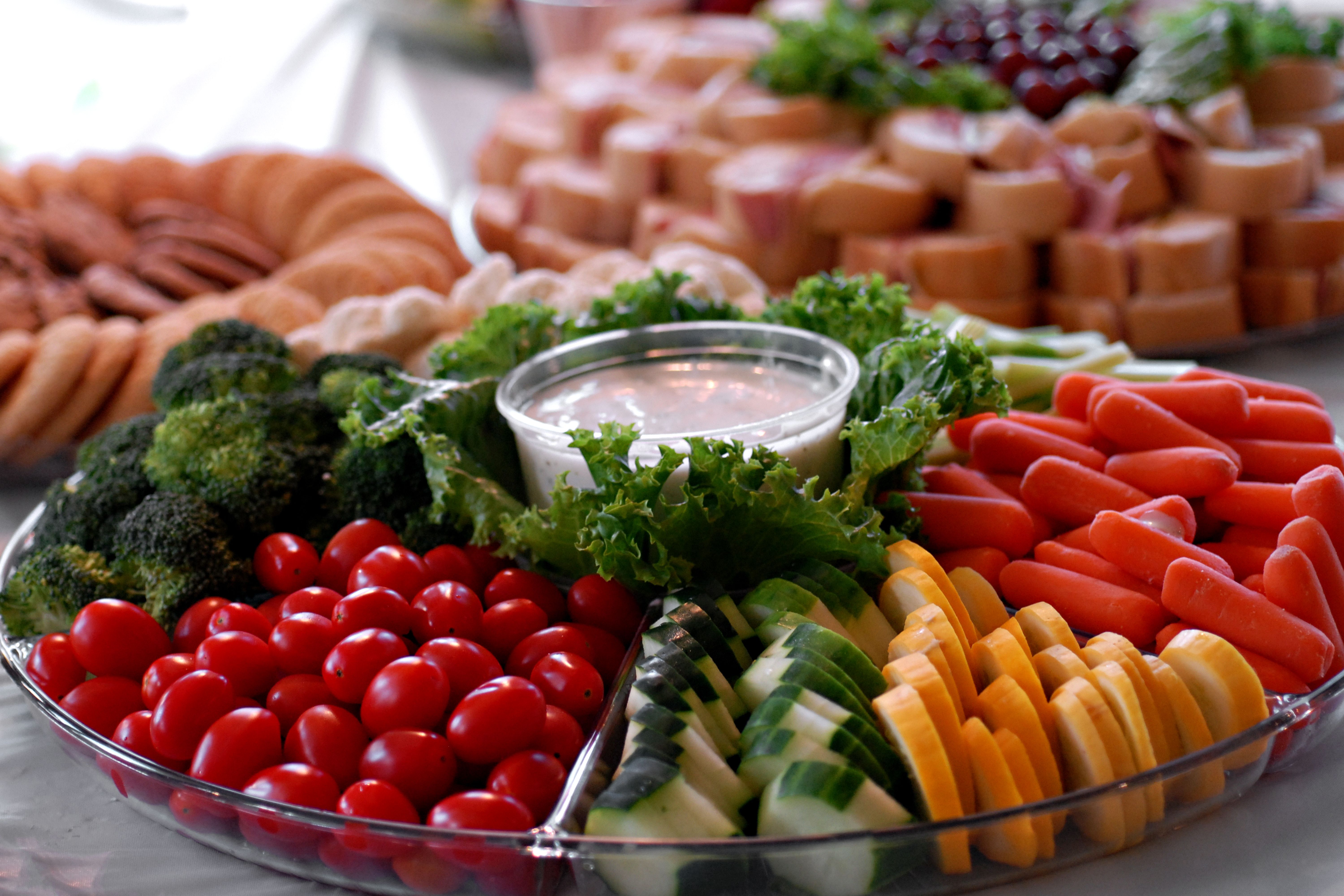 Vibrant platter of fresh vegetables with dip, perfect for a healthy snack.