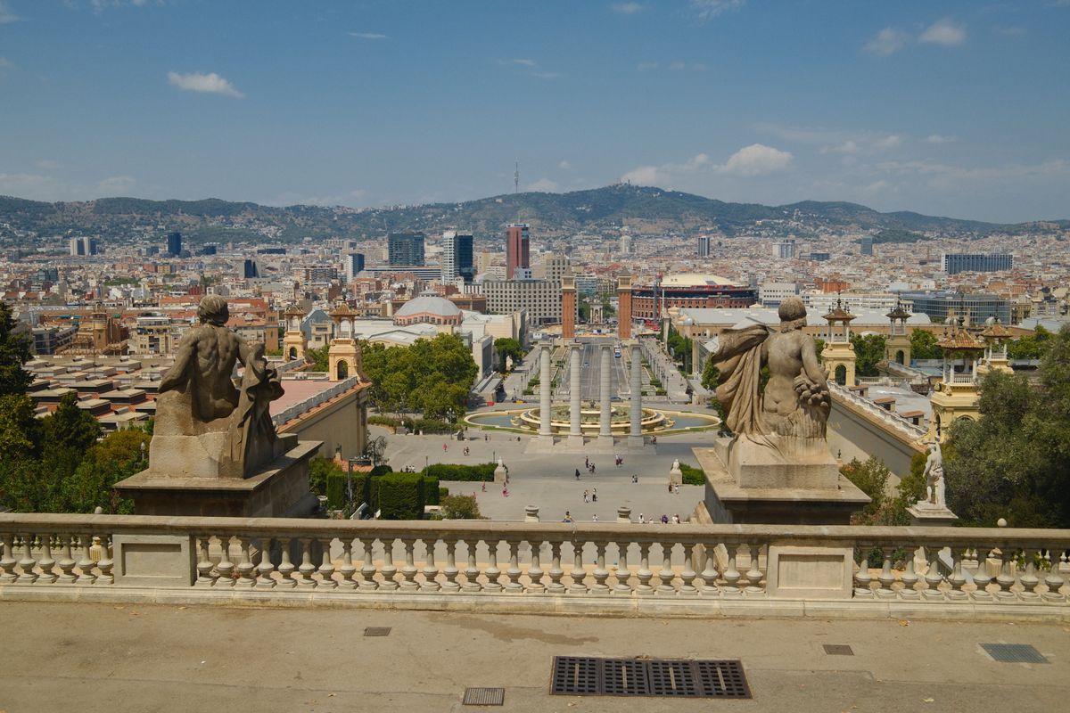 Priveliste de pe Montjuic, cu balustrada cu statui si orasul dedesubt