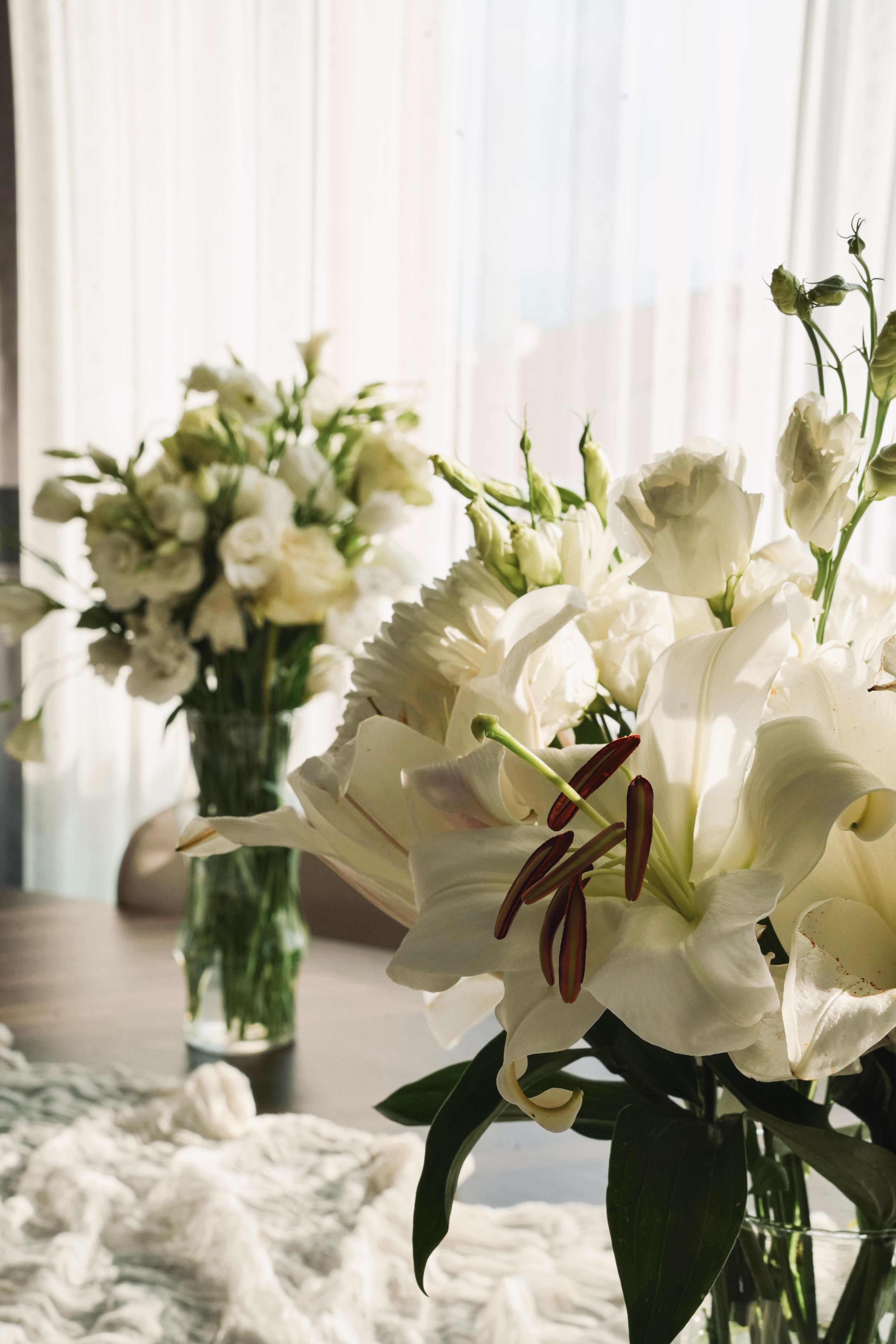 White lilies and roses