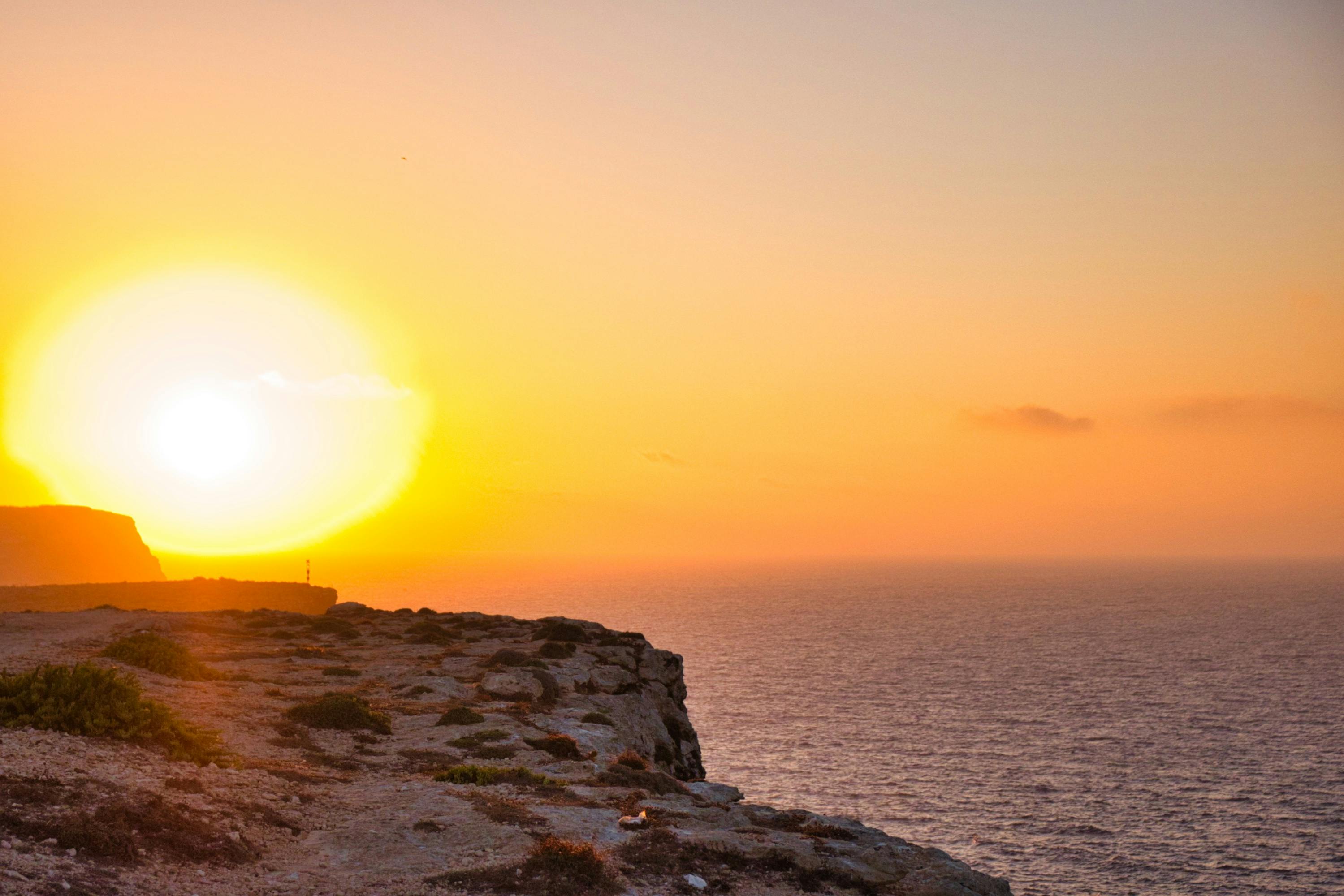 photo-gratuite-de-la-couleur-rouge-le-soleil-couchant-sur-la-plage