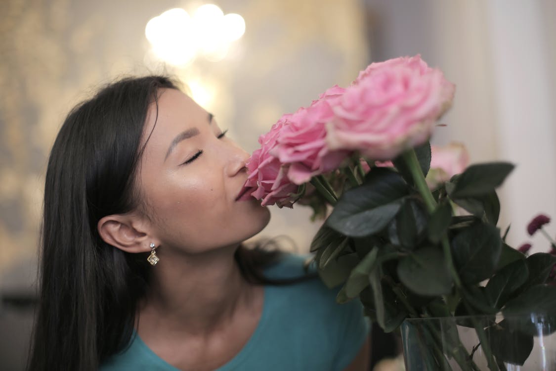 Foto de stock gratuita sobre flor que huele, flores rosadas, mujer, ojos  cerrados, oliendo, ramo de flores, retrato, rosas, rosas rosadas