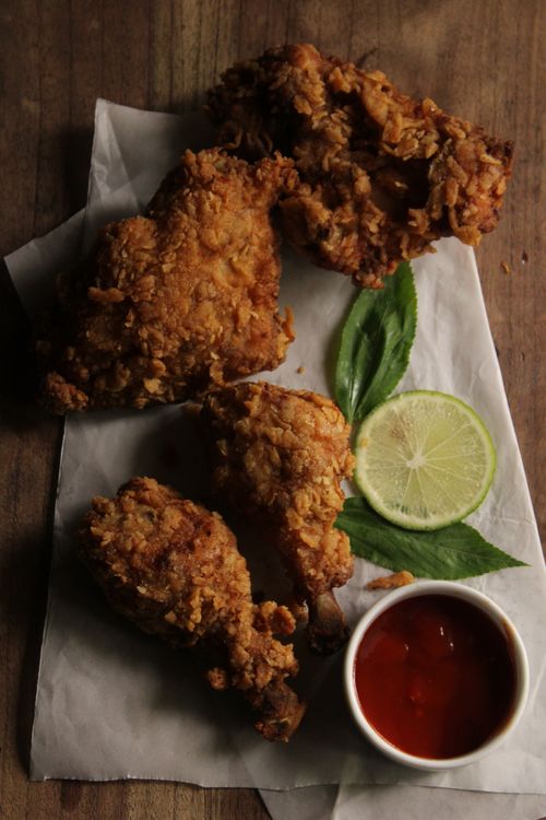 Free Close-up of crisp fried chicken pieces with lime slice and dipping sauce. Stock Photo