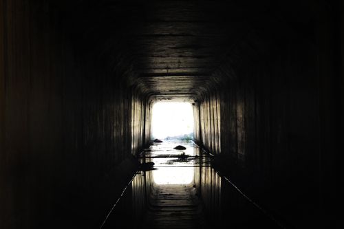 Free A dark tunnel leading to a bright light, creating a moody and dramatic silhouette. Stock Photo