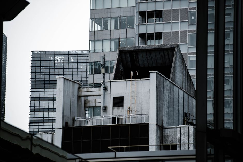 日本の東京にある建物をフィーチャーした、現代都市建築の眺め。