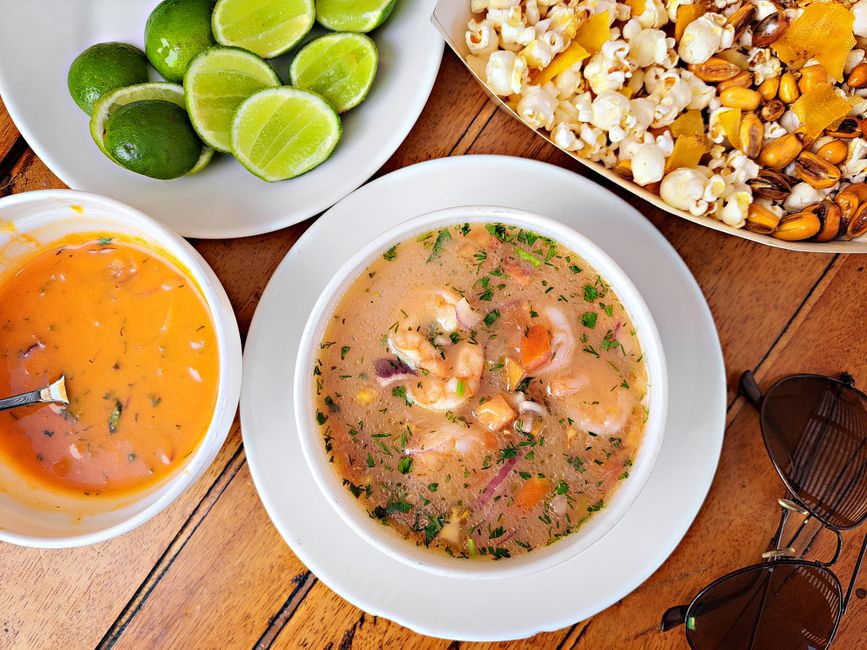 Cena de bienvenida en restaurante de mariscos