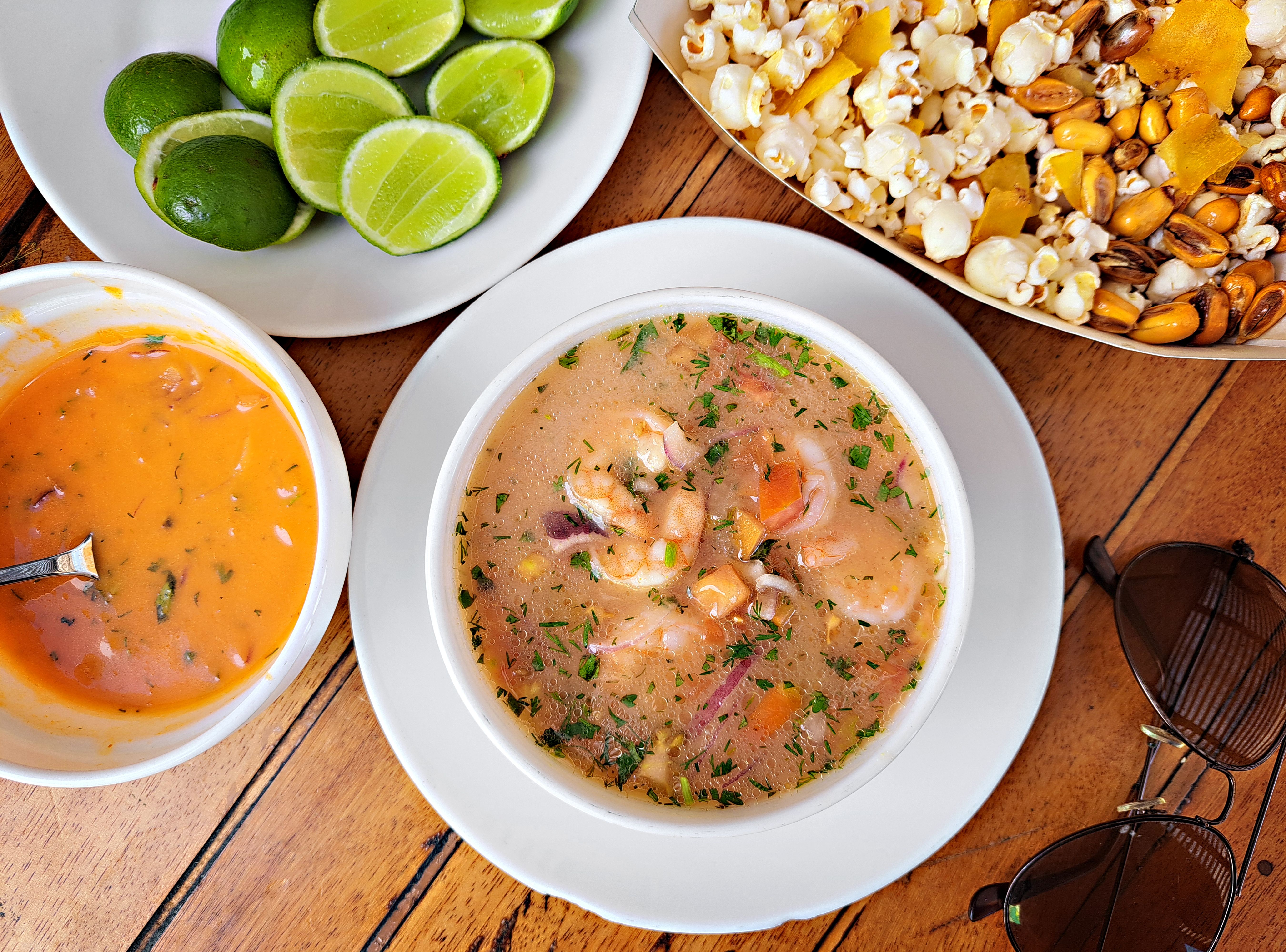 Ceviche insignia con cerveza fría para hero principal