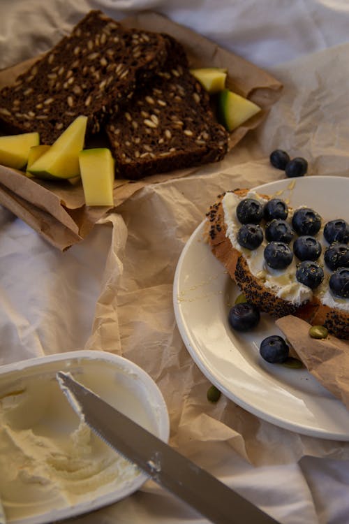 Kostnadsfri bild av blåbär, bröd, färskost