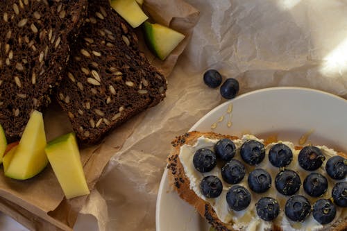 Kostnadsfri bild av blåbär, bröd, frukost