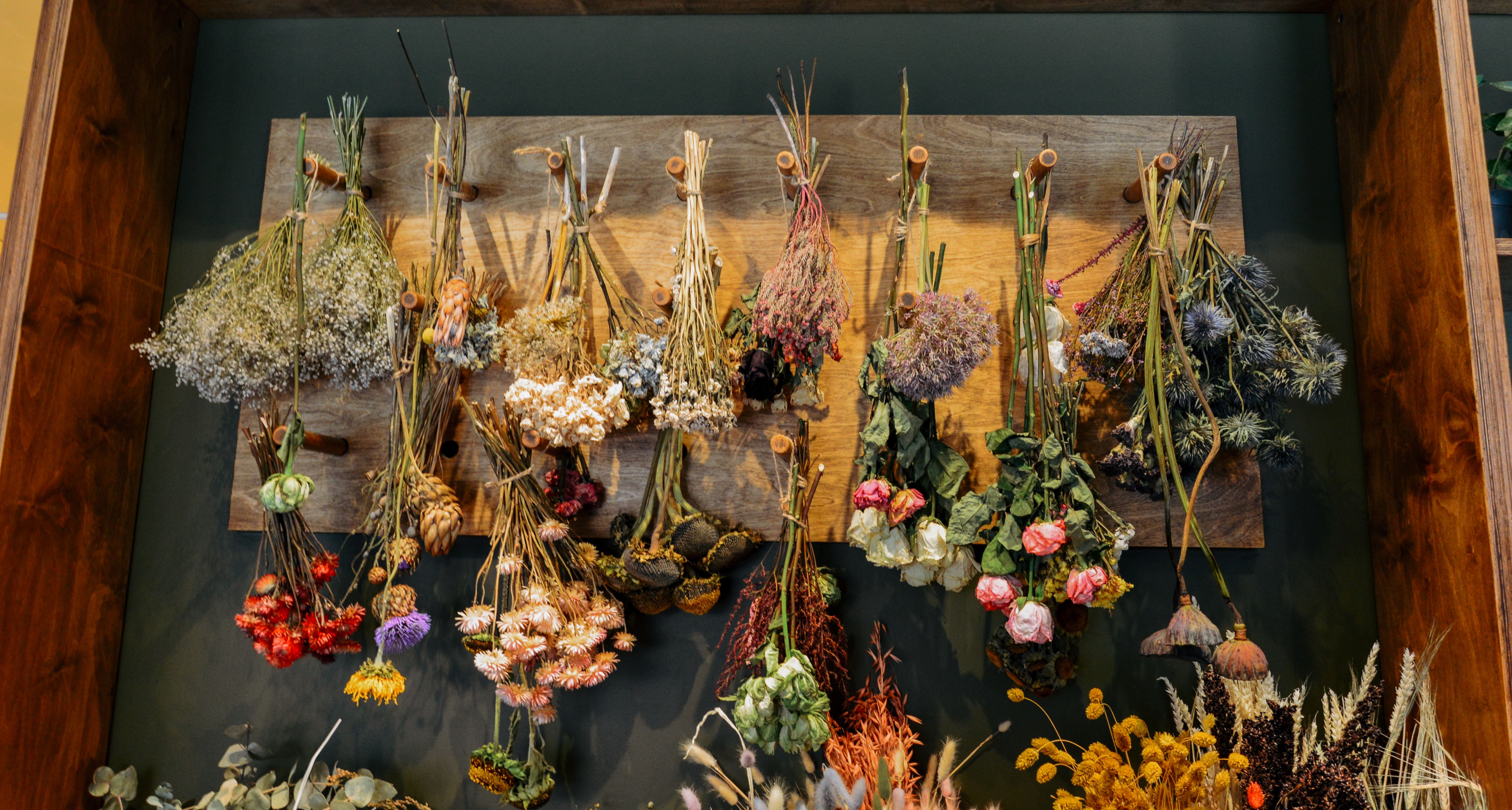 Natürlicher Kranz mit getrockneten Blumen und Zweigen