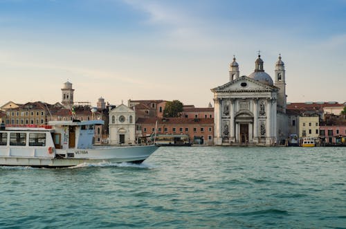 Immagine gratuita di architettura, barca, chiesa