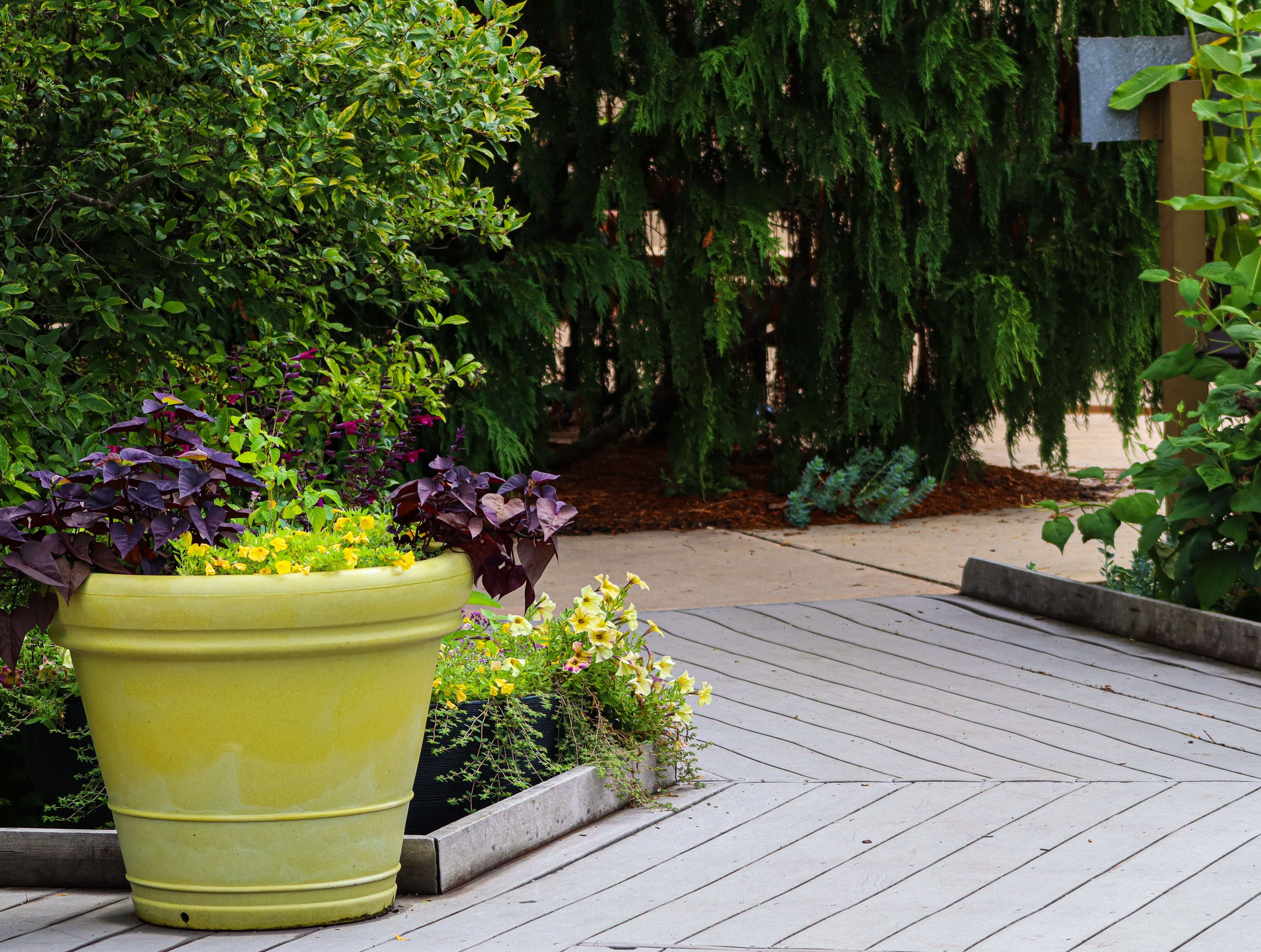 Les tendances de décoration extérieure avec des matériaux recyclés en 2026 - illustration