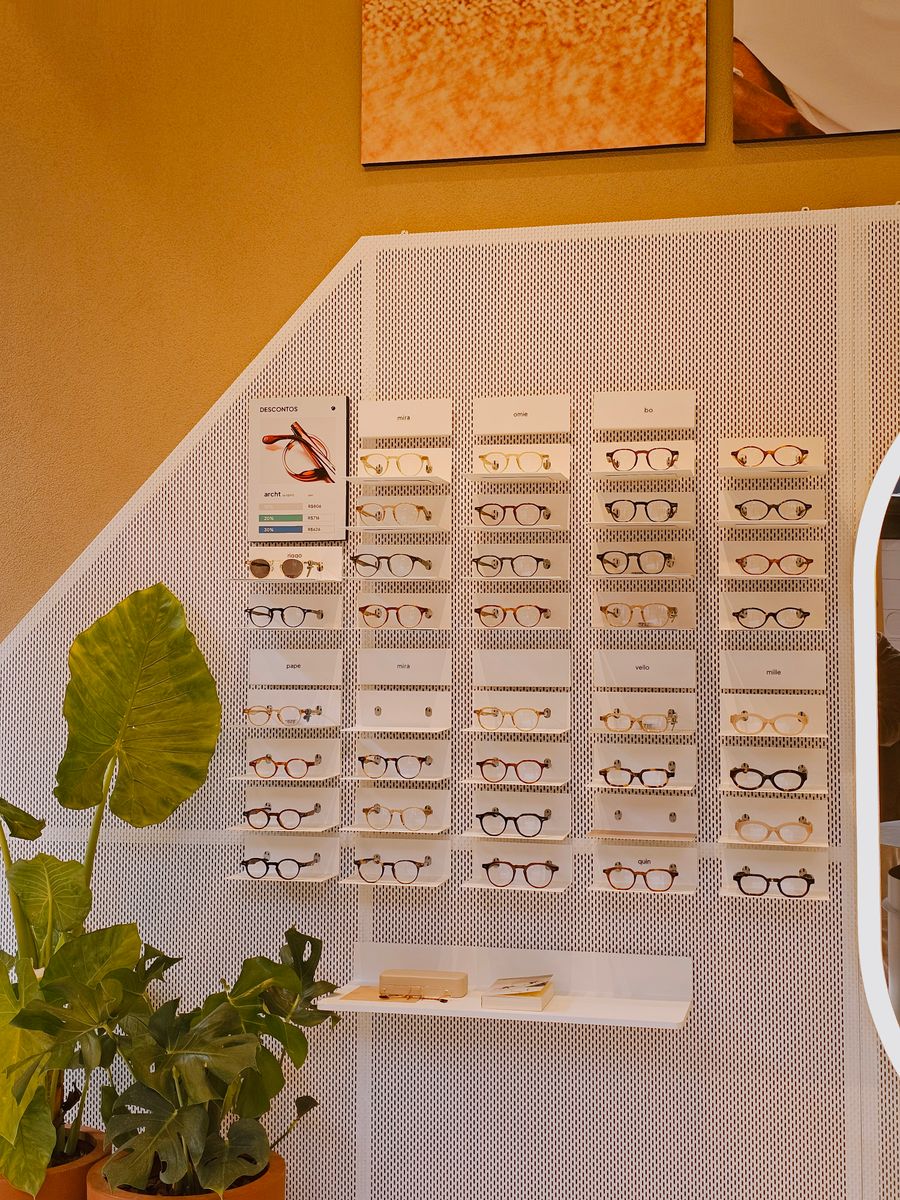 Variedad de gafas disponibles en una óptica