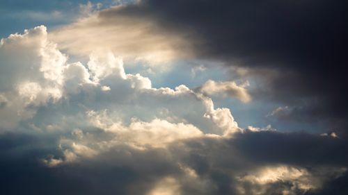 Free A stunning view of dramatic clouds against a bright blue sky, showcasing nature's beauty. Stock Photo