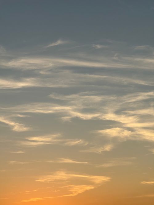 Free A tranquil view of a sunset sky adorned with delicate, wispy clouds. Stock Photo