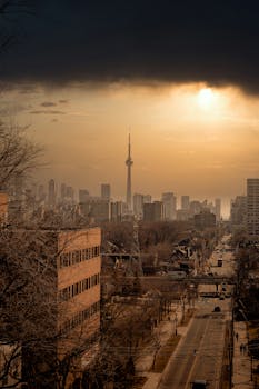 多伦多天际线与加拿大国家电视塔的日落景观，捕捉到了戏剧性的晚间气氛