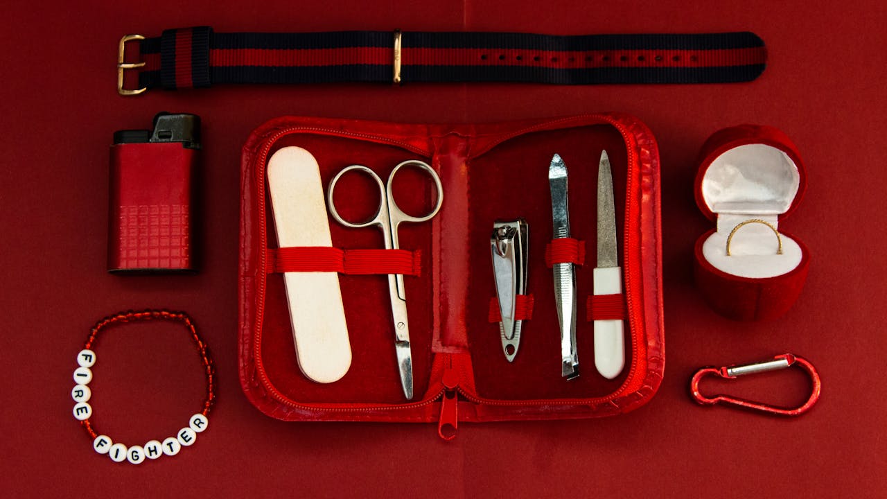 Vista dall'alto di un kit per manicure con strumenti ordinati