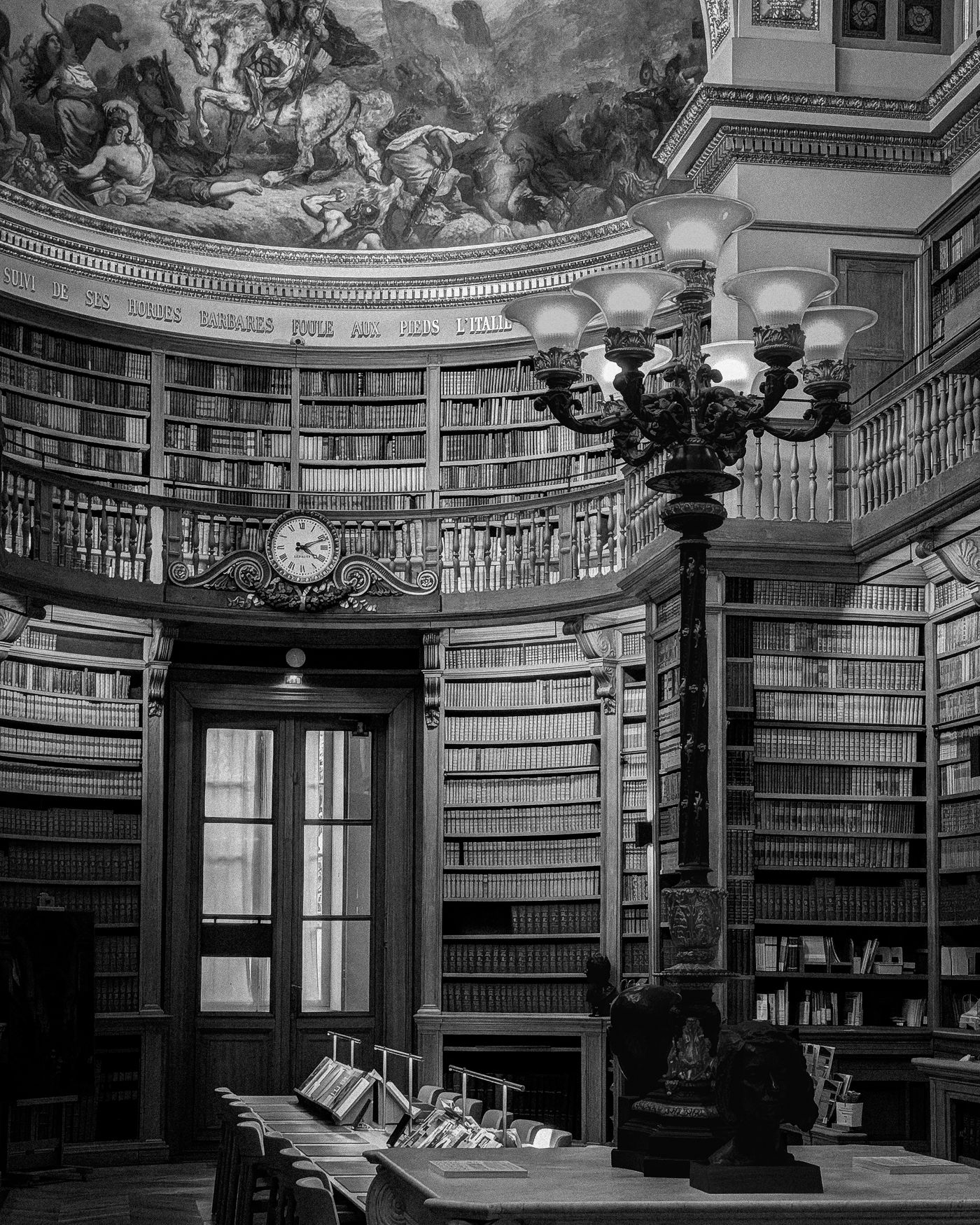 Salle de lecture d'une bibliothèque historique à Paris, en noir et blanc