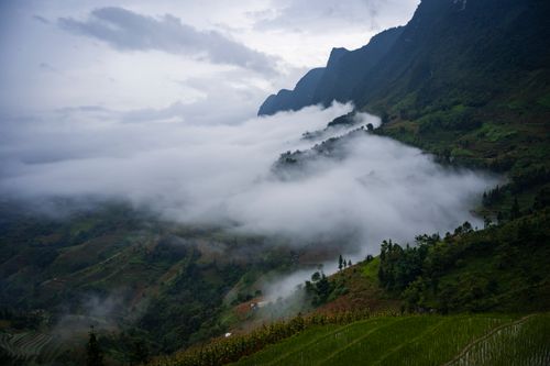 Free Captivating view of mist-covered mountains and valleys in Yen Minh, Hà Giang, Vietnam. Stock Photo