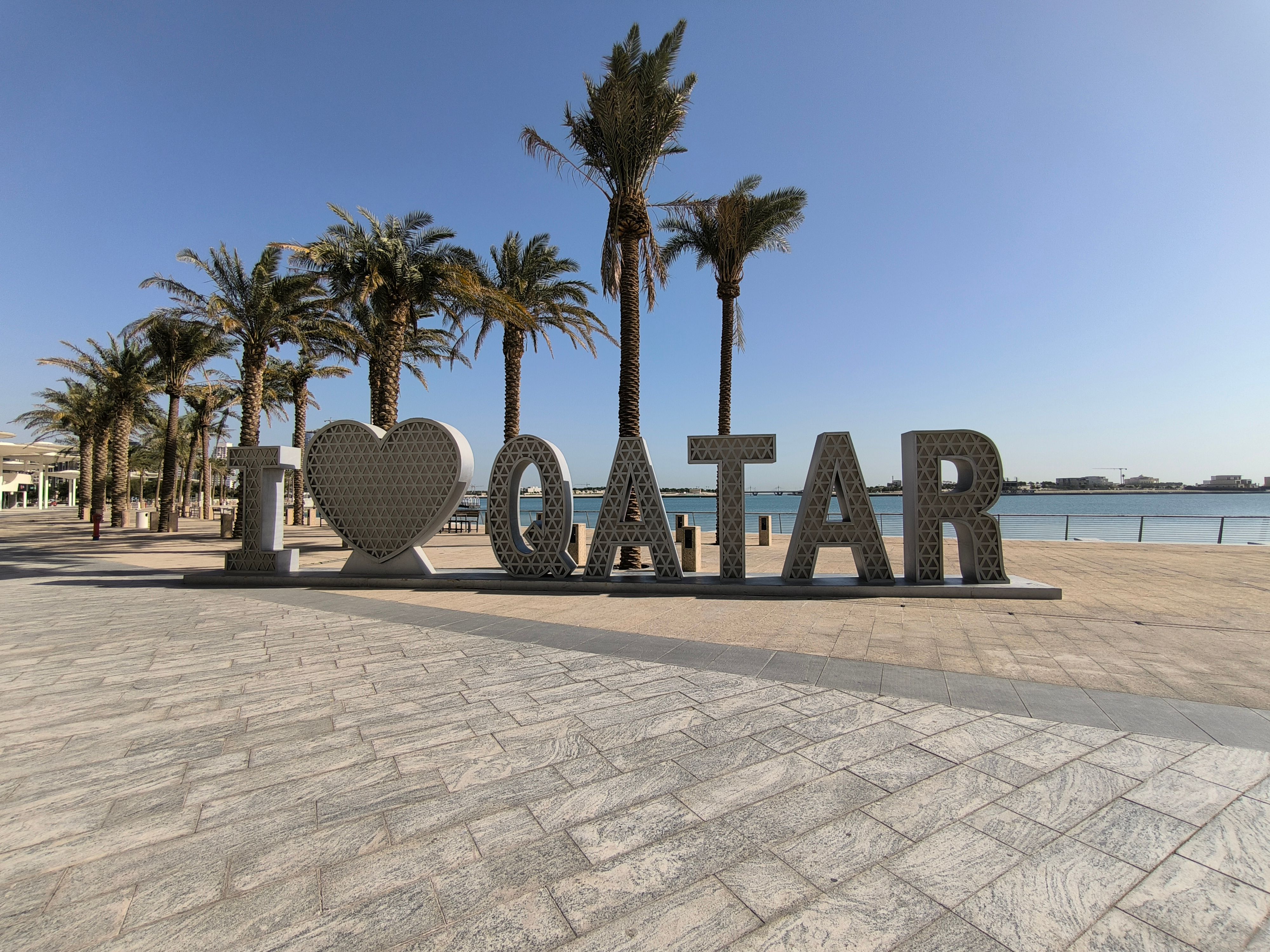 Vista noturna do distrito de West Bay em Doha, Catar, com arranha-céus iluminados