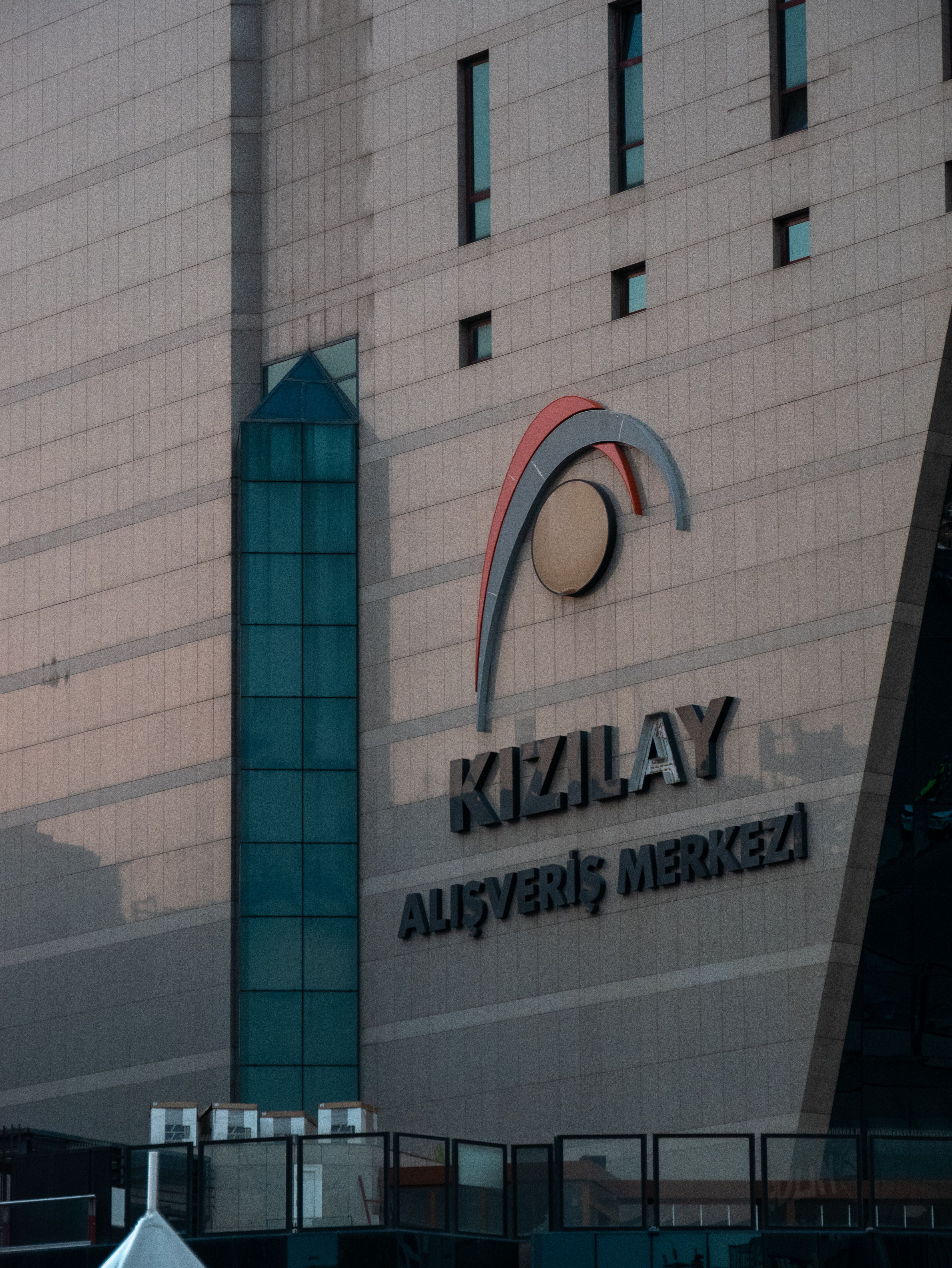 Exterior view of Kızılay Alışveriş Merkezi with modern architecture.