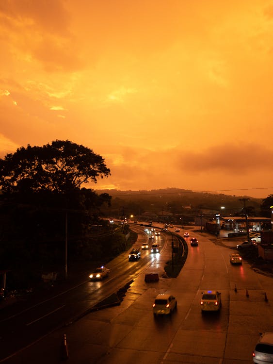 Машины на дороге во время заката · Бесплатные стоковые фото