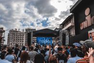 大批人群聚集在该市的户外舞台上参加祈祷活动
