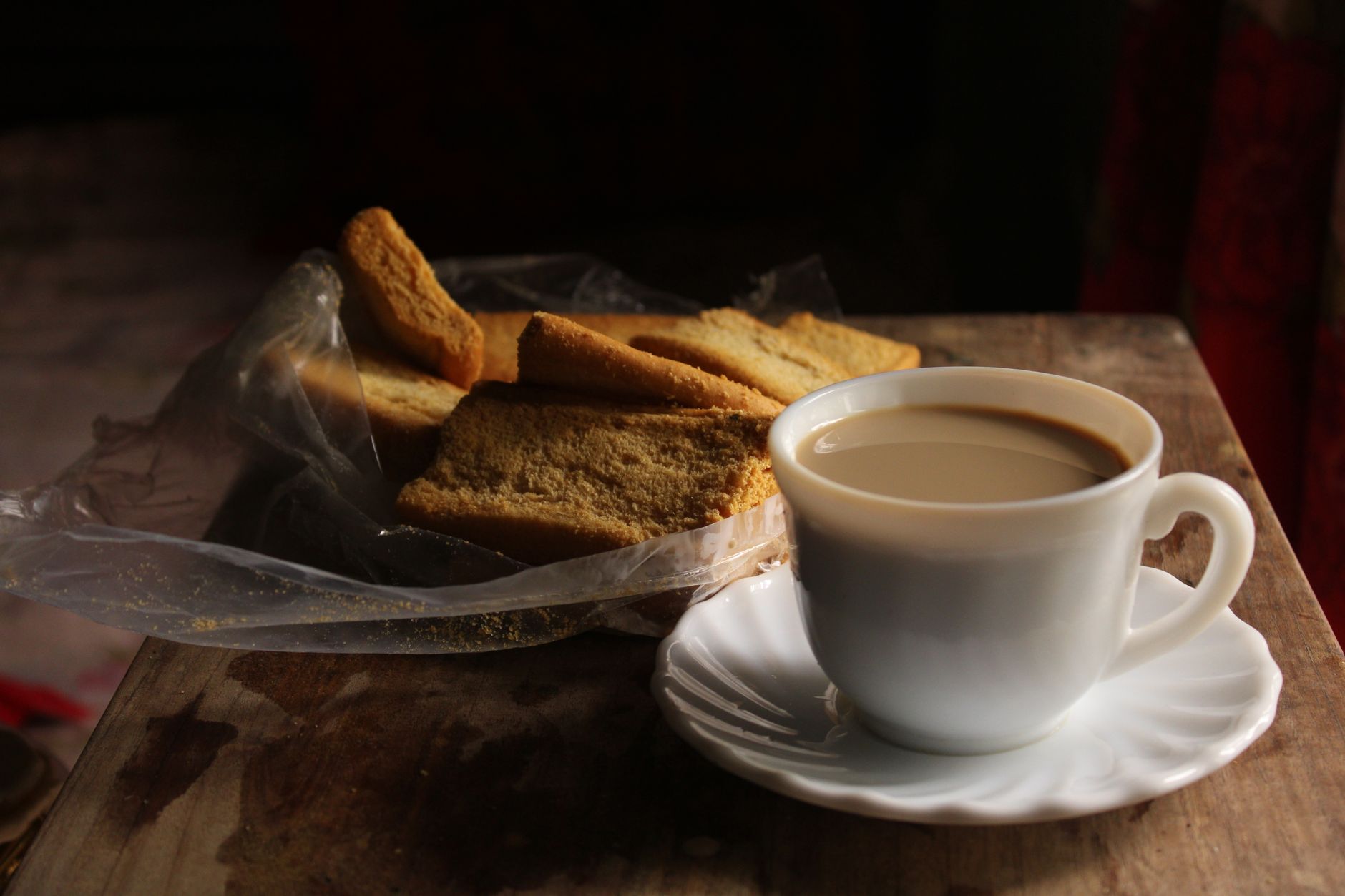Galletas tostadas doradas crujientes desayuno español