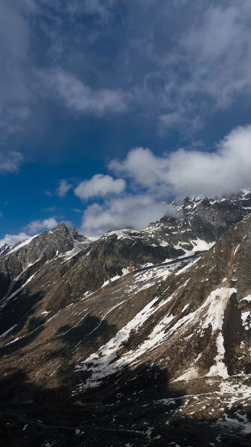 Free Majestic snow-capped peaks of the Himalayas under a clear blue sky. Perfect for scenic and nature-related themes. Stock Photo