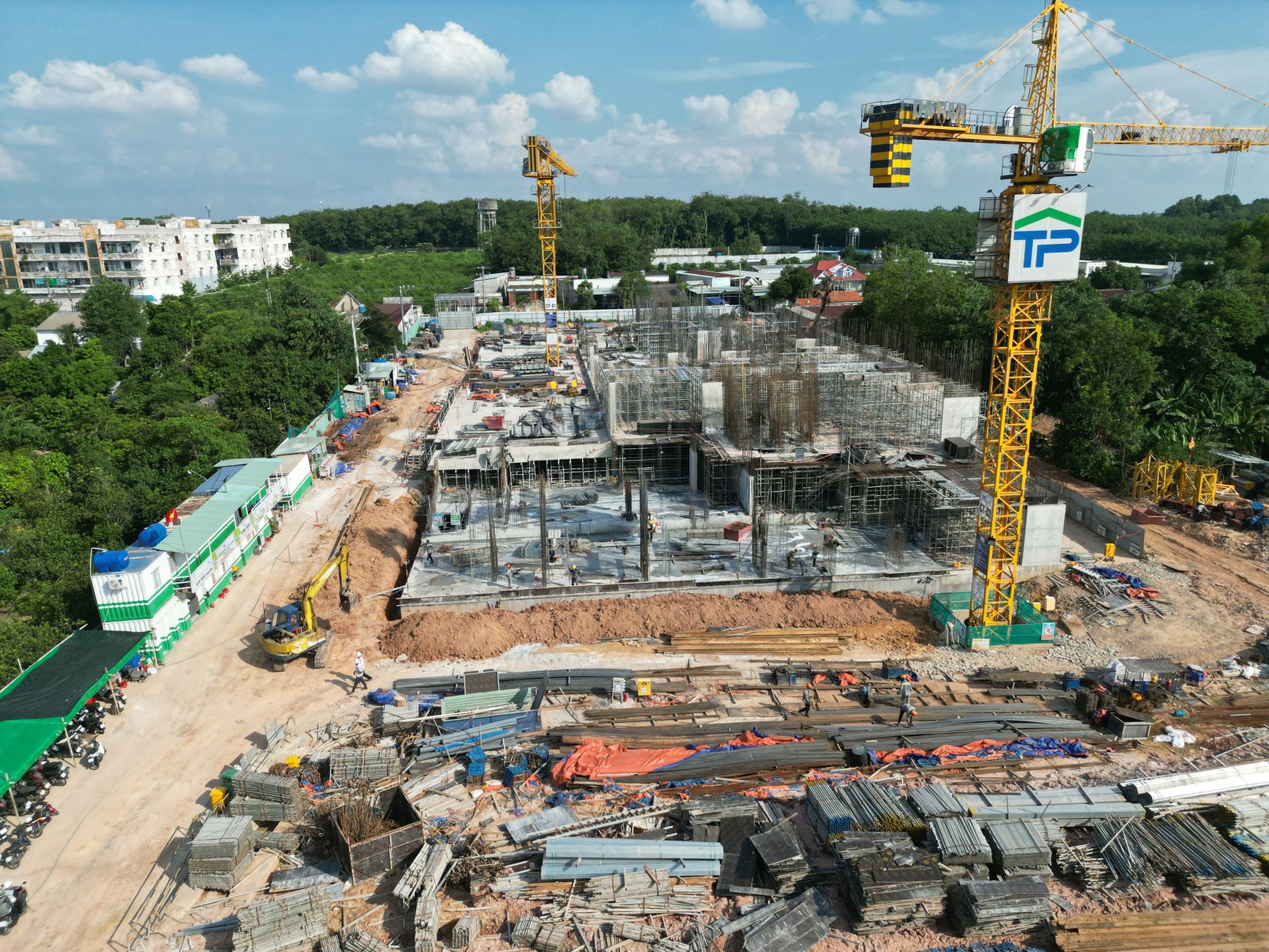 Một sân đấu gà truyền thống Việt Nam giữa đình làng, khán giả quan sát trong không khí hội xuân
