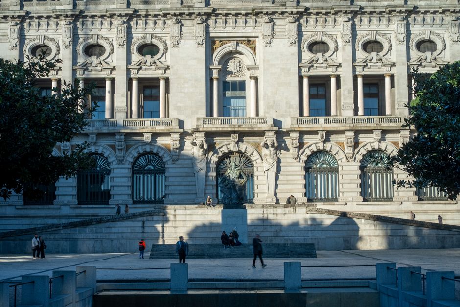 Una vista detallada de la fachada de un edificio histórico en Lisboa, que muestra su belleza arquitectónica bajo la luz del día.
