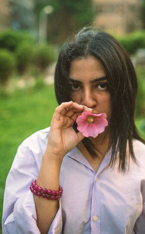 Foto Wanita Memegang Bunga