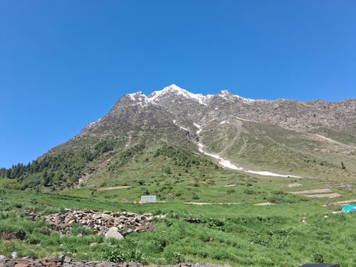 Free Breathtaking view of a snow-capped mountain under a clear blue sky, perfect for nature enthusiasts. Stock Photo