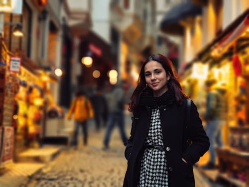 Femme élégante dans une rue animée