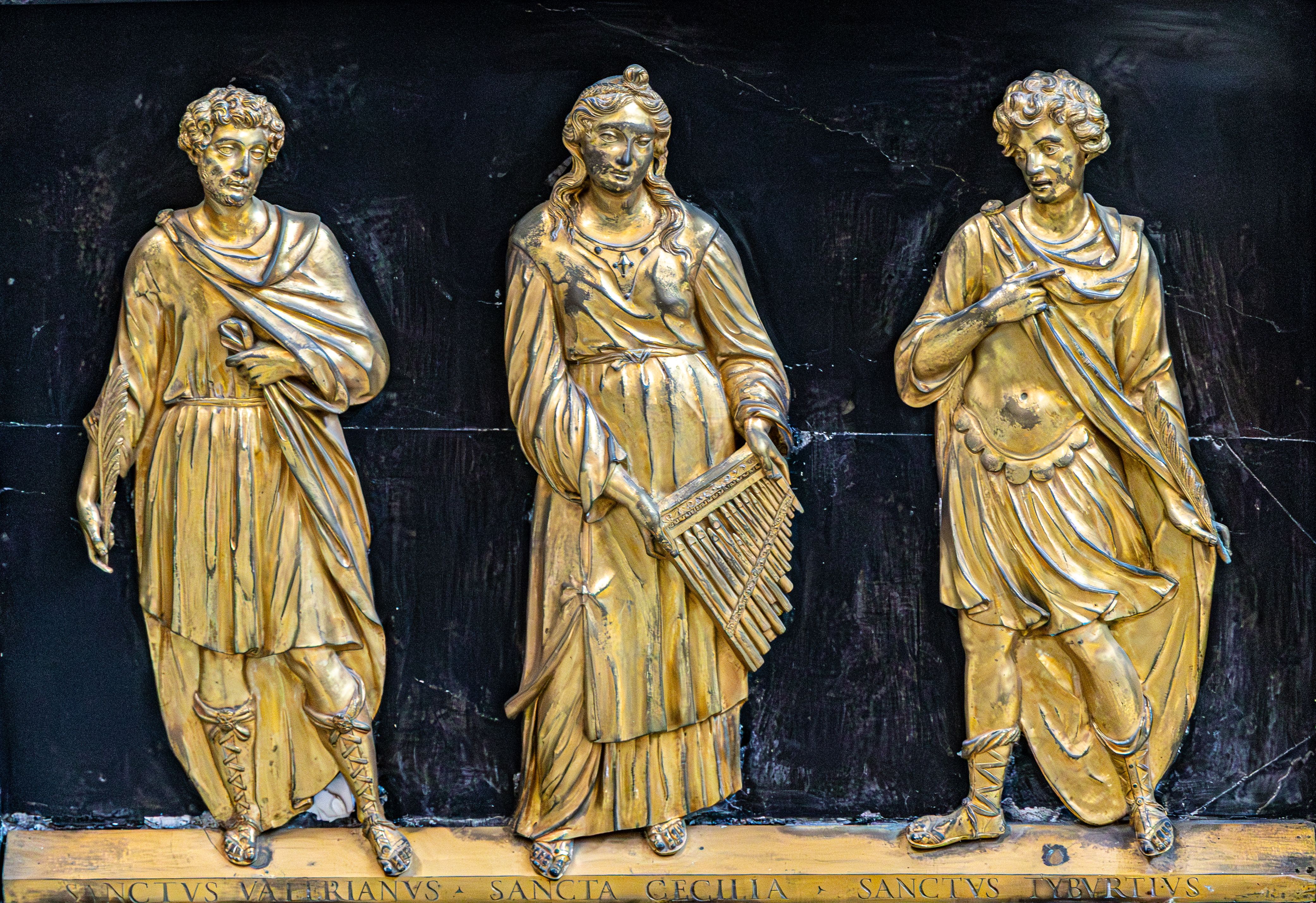 Cadre ancien doré avec détails ornementaux