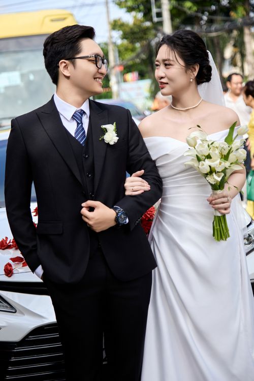 Free Charming outdoor wedding photo of a bride and groom in formal attire. Stock Photo