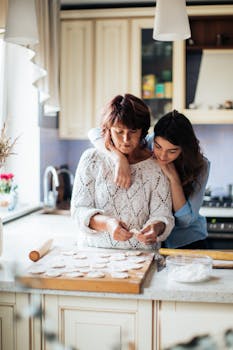 在舒适的厨房里，母女俩一起准备传统饺子，建立了亲密的联系