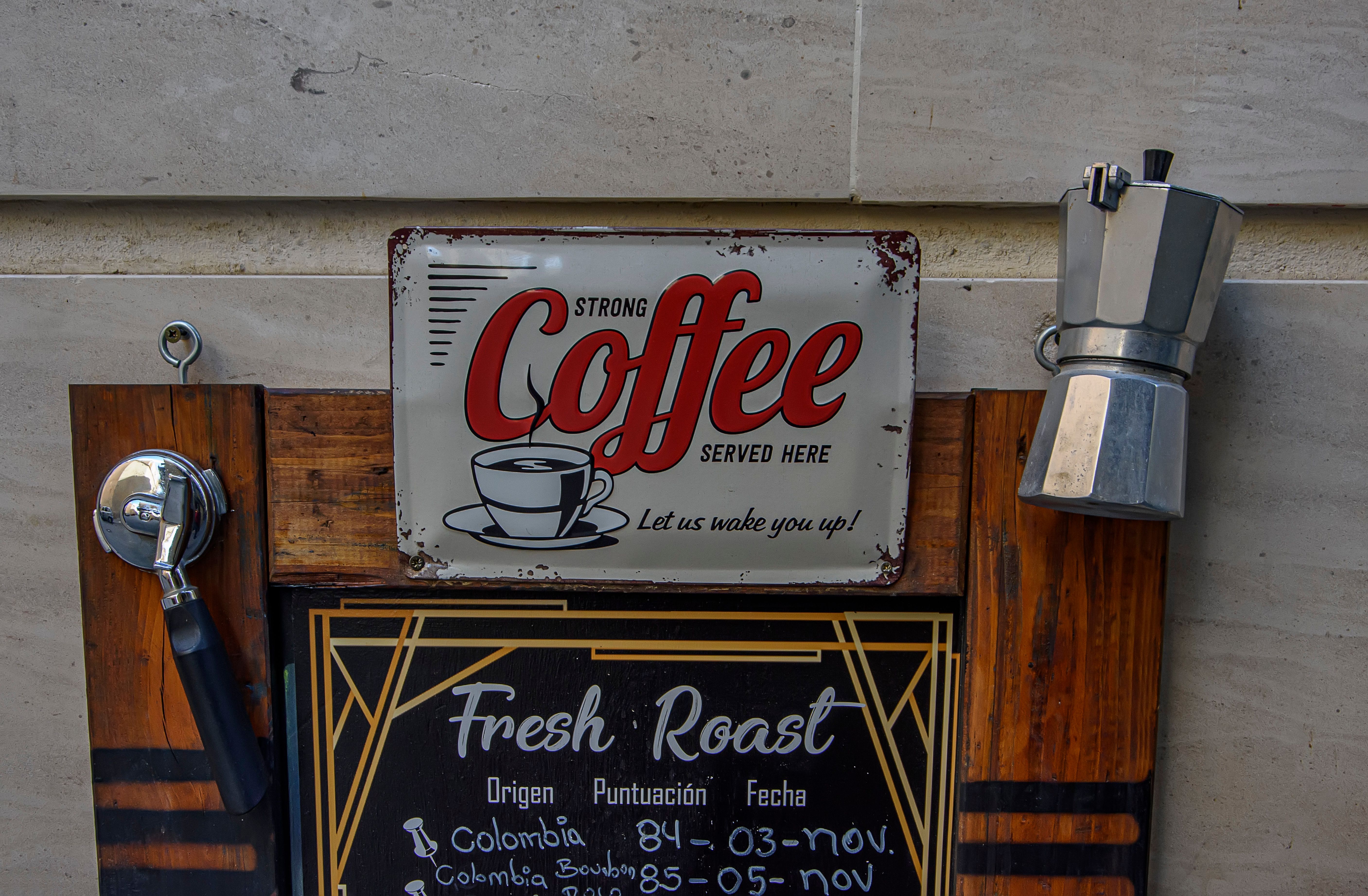 Terras van een café in een Spaans bergdorp op een zonnige ochtend.