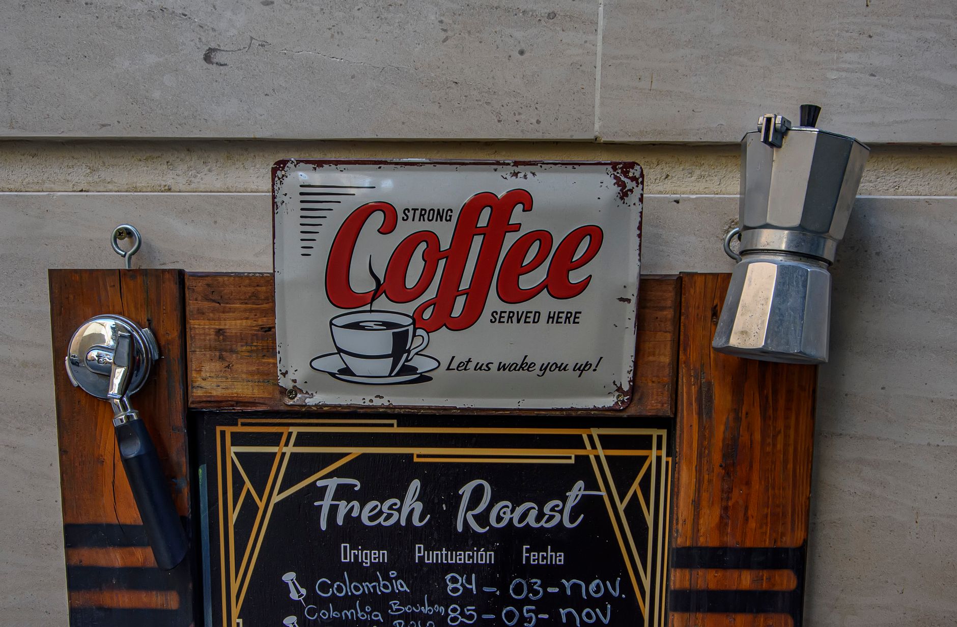 Terras van een café in een Spaans bergdorp op een zonnige ochtend.