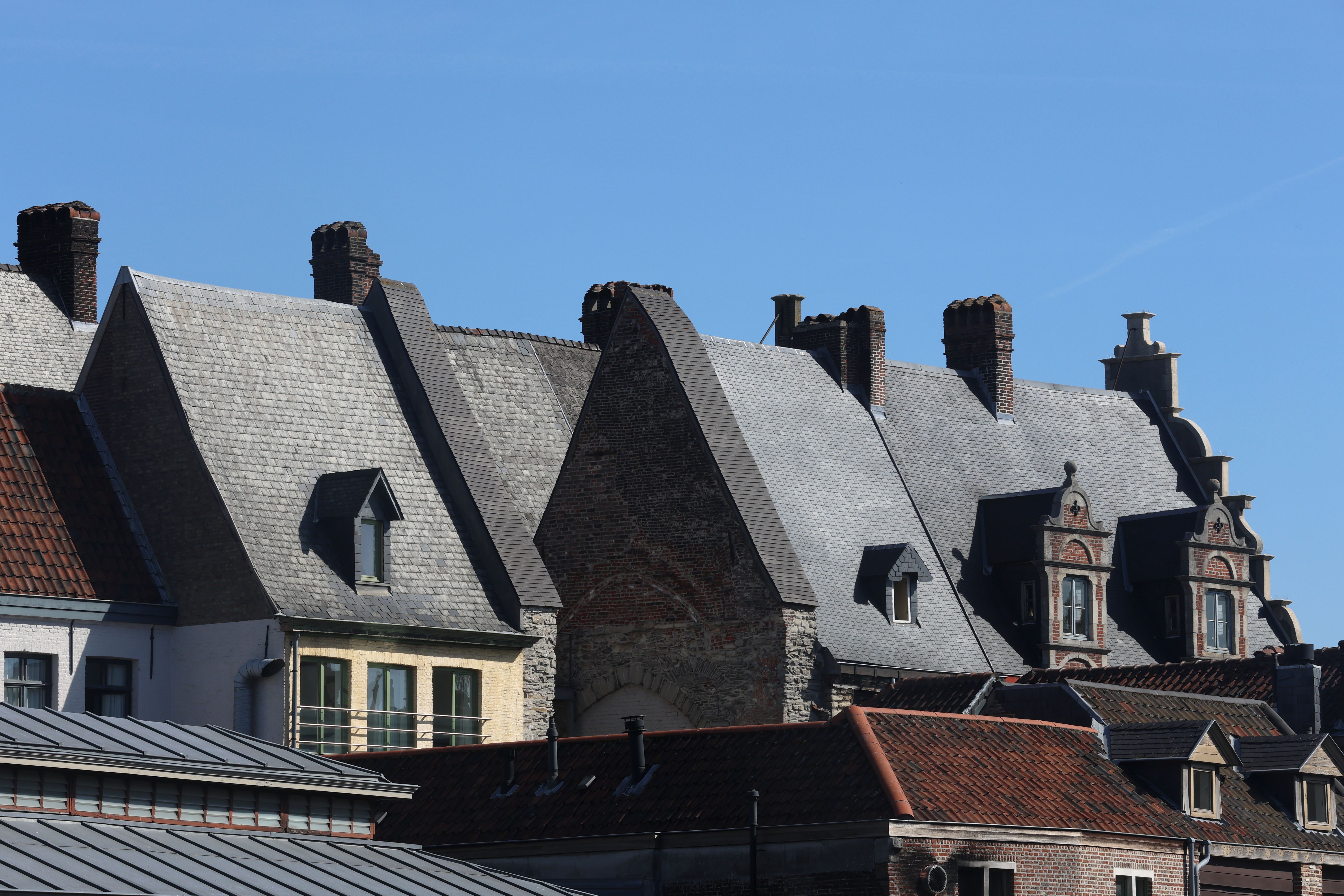 Façades d’immeubles résidentiels, à l’image du bâti de louvain.