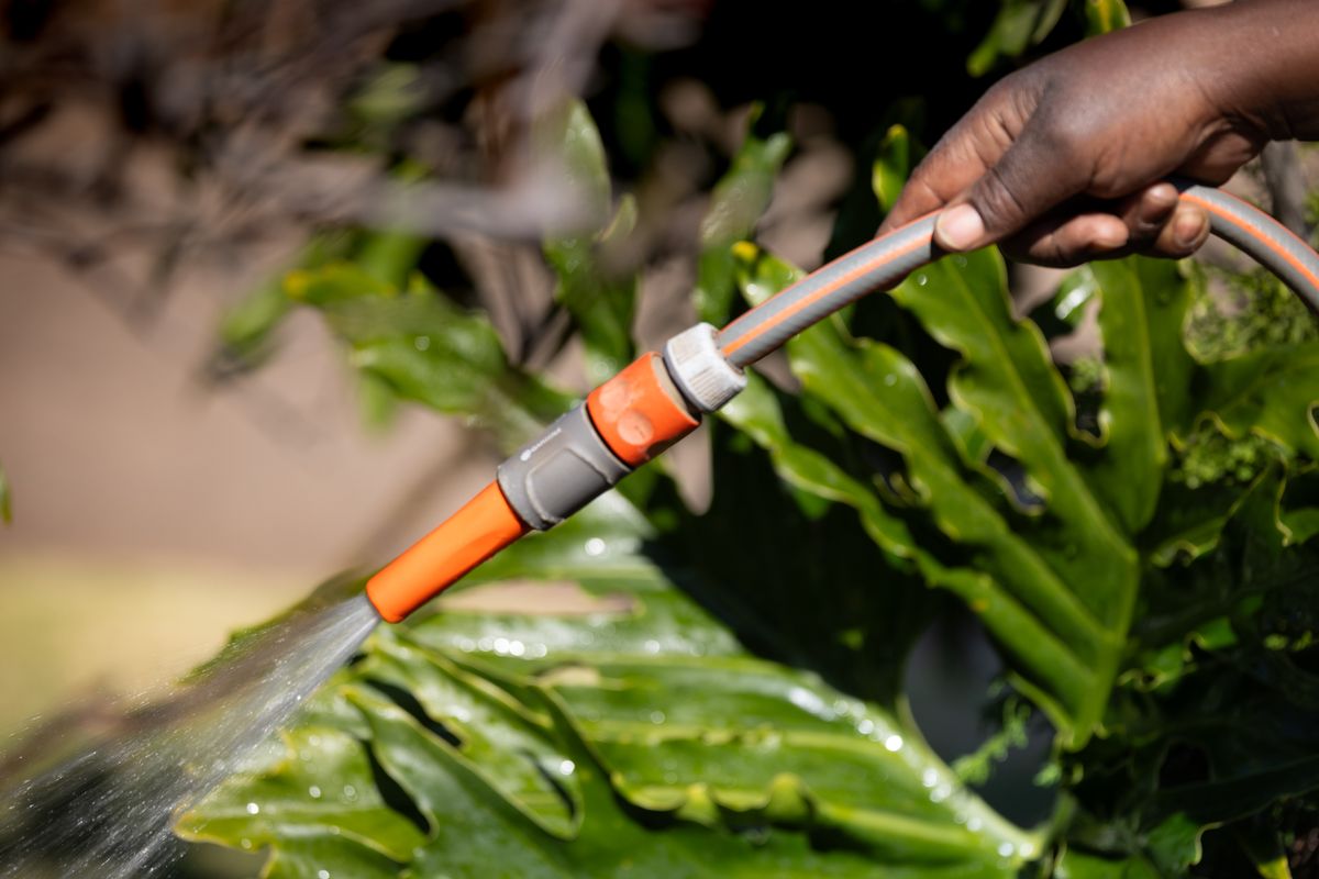 Usage nomade en extérieur avec un tuyau d'eau, loin d'un robinet fixe